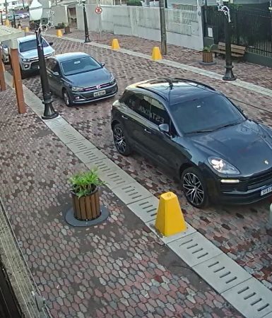 Imagem referente a Donos de estacionamento reclamam de Porsche estacionado na Travessa Jarlindo João Grando bloqueando a passagem