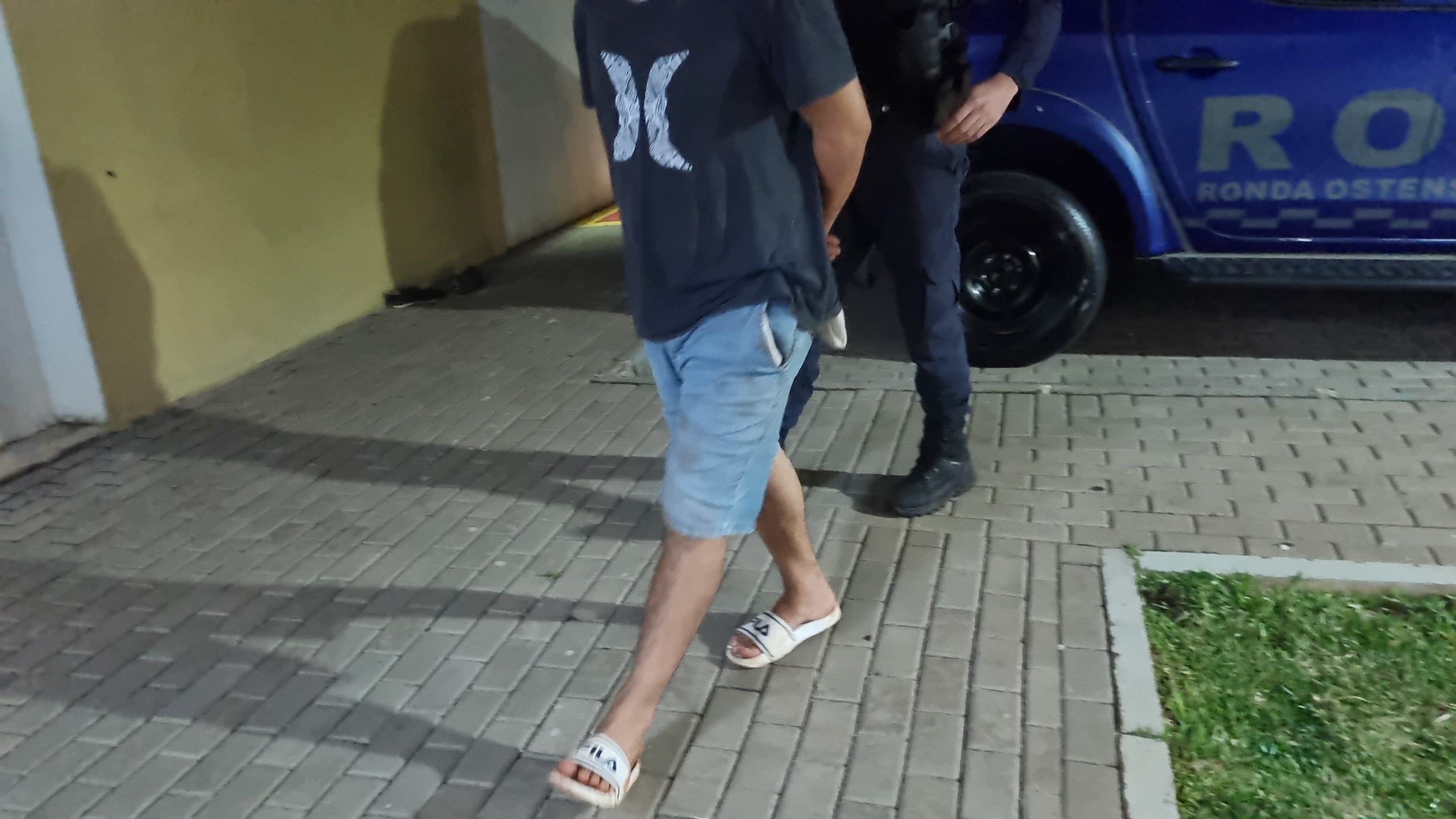 Homem é preso pela GM após arranhar e prensar companheira contra o chão