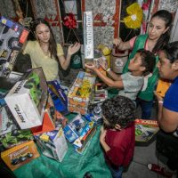 Imagem referente a Famílias recebem doações do Natal Solidário Portos do Paraná