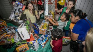 Famílias recebem doações do Natal Solidário Portos do Paraná