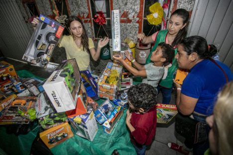 Imagem referente a Famílias recebem doações do Natal Solidário Portos do Paraná