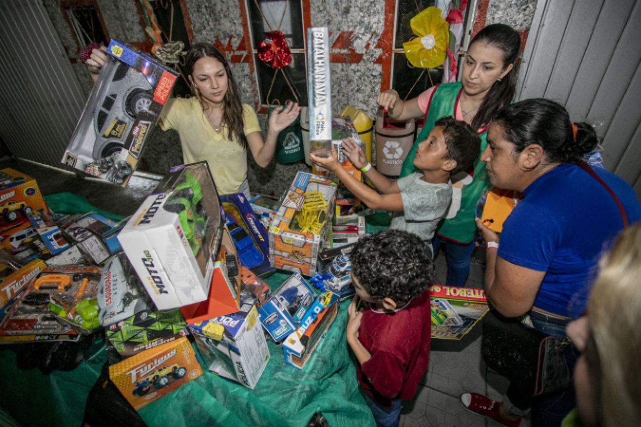 Famílias recebem doações do Natal Solidário Portos do Paraná