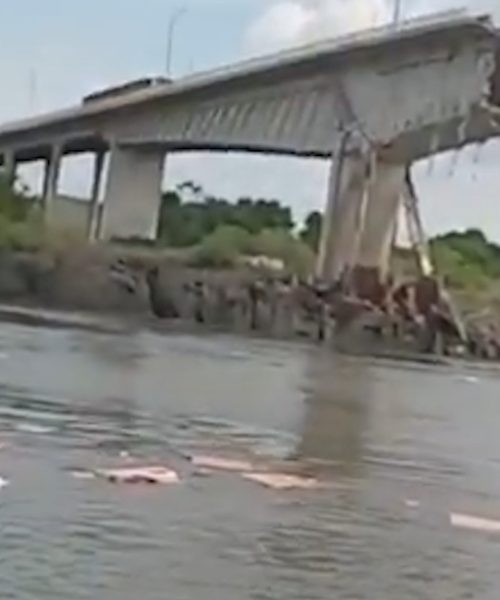 Imagem referente a Caminhões com ácido caíram em rio após ponte desabar entre TO e MA