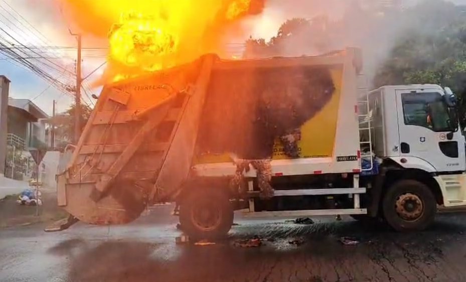 Incêndio em caminhão de lixo reciclável mobiliza Corpo de Bombeiros