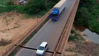 Desespero: vídeo mostra carro preso em fenda da ponte que desabou