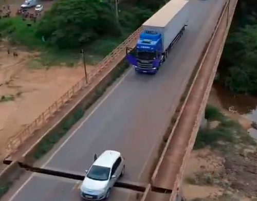 Imagem referente a Desespero: vídeo mostra carro preso em fenda da ponte que desabou