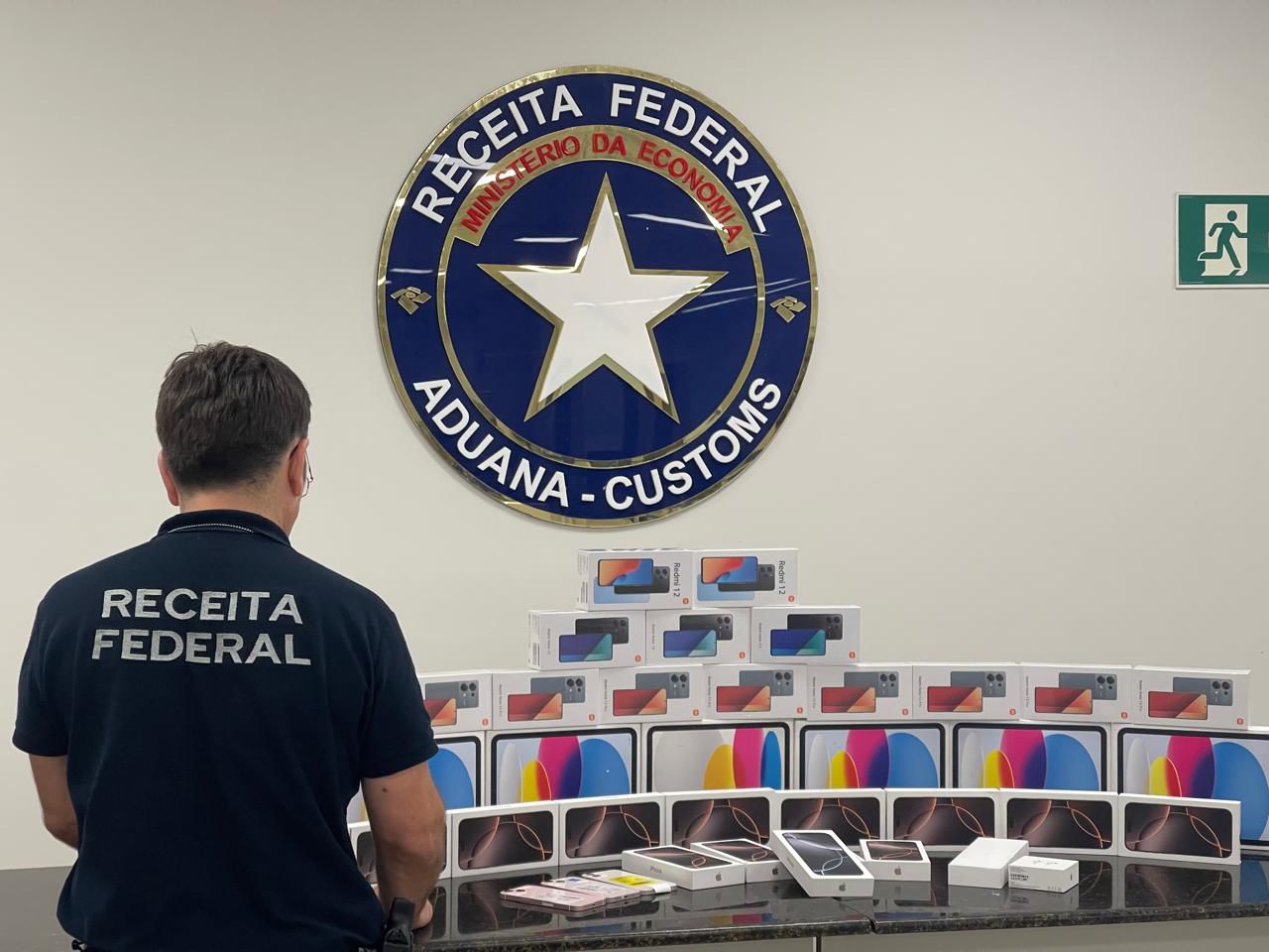 Receita apreende eletrônicos e mercadorias no Aeroporto de Foz