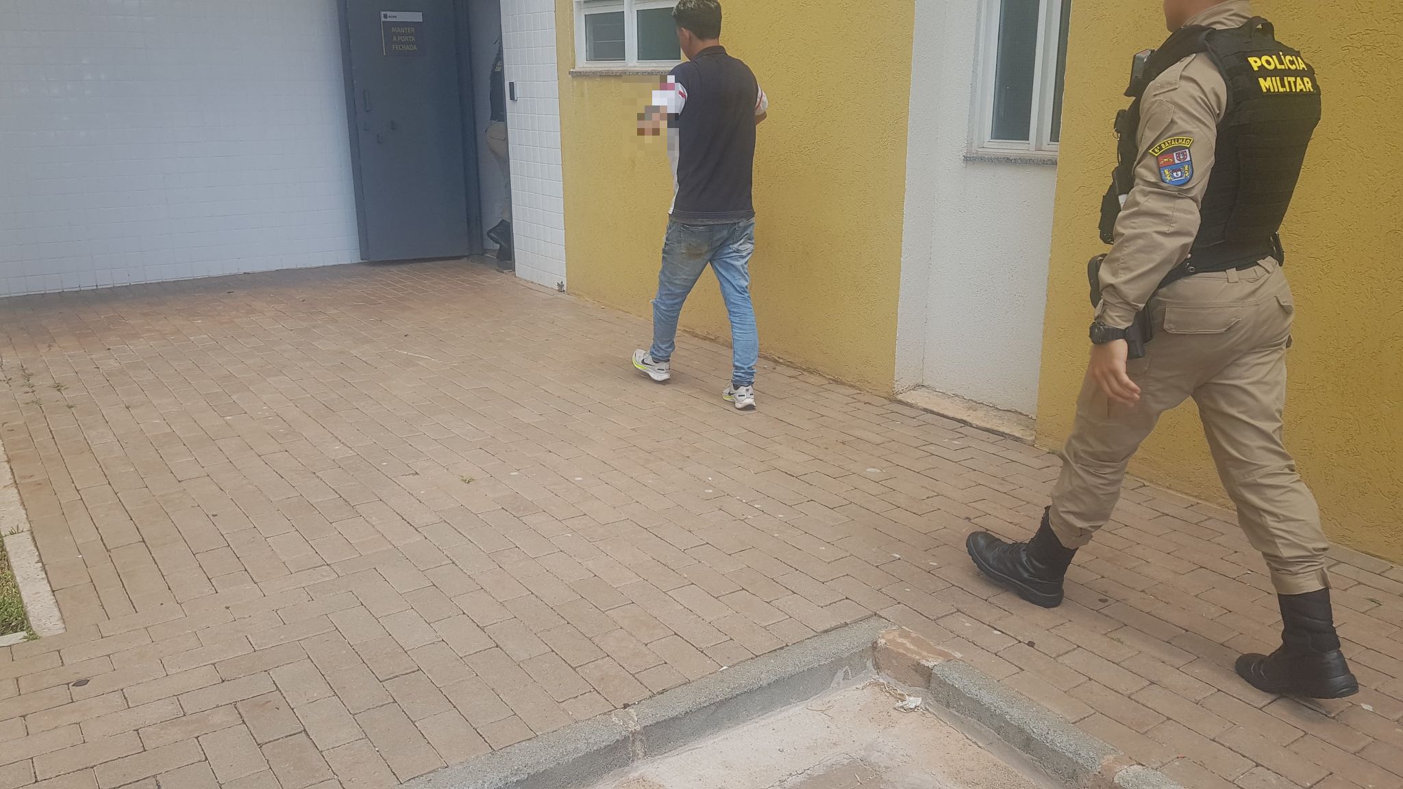 Homem é preso pela Polícia Militar após ameaçar a companheira