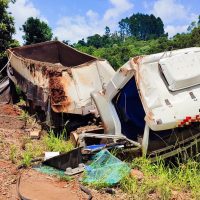 Imagem referente a Caminhão carregado com esterco tomba em estrada rural de Cascavel