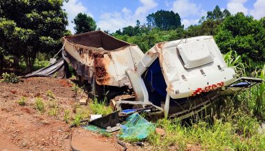 Imagem referente a Caminhão carregado com esterco tomba em estrada rural de Cascavel