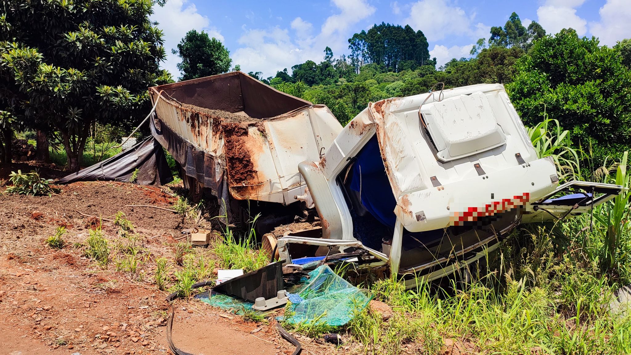 Caminhão carregado com esterco tomba em estrada rural de Cascavel