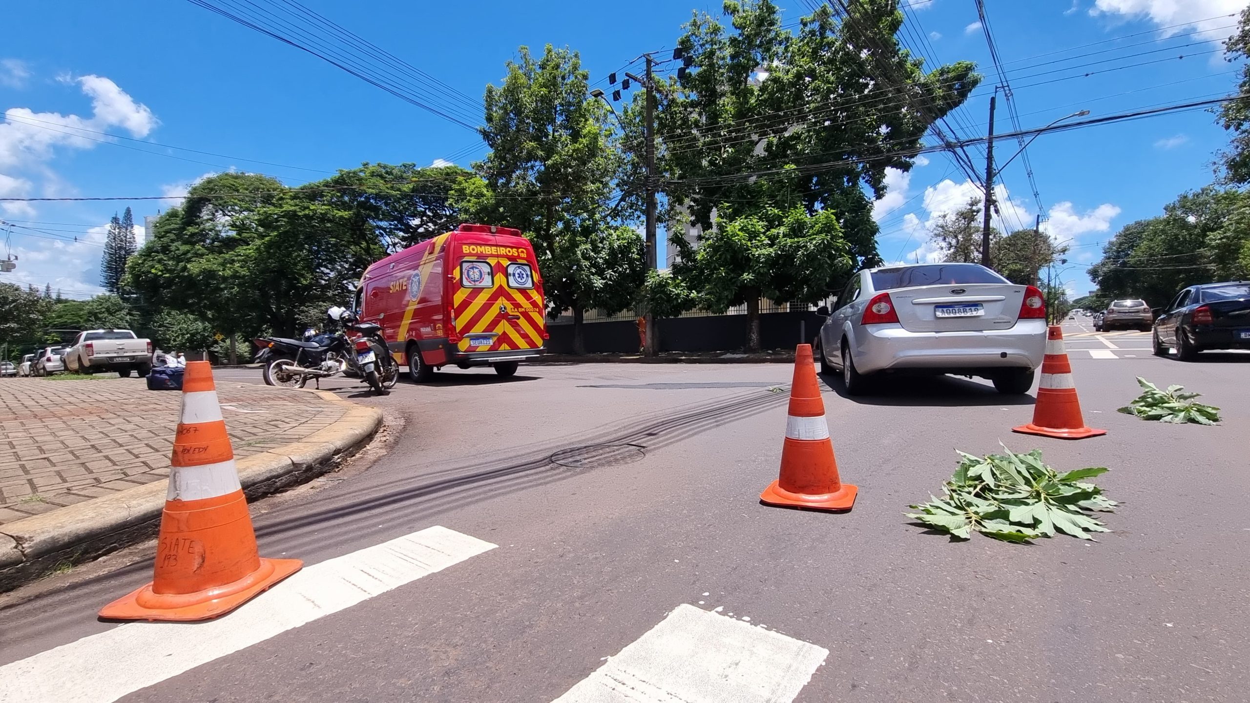 Ford Focus e Honda CG se envolvem em colisão na Rua Minas Gerais