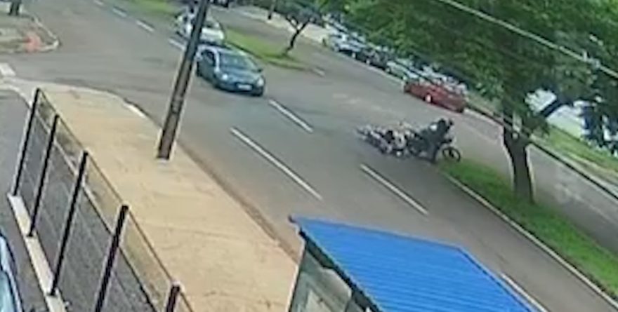 Câmera flagra acidente entre motocicletas no bairro Pacaembu