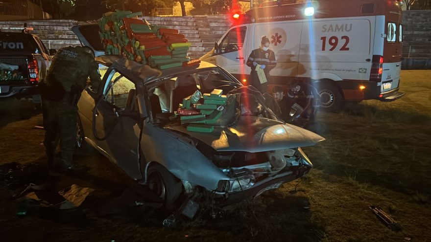 Gol capota e espalha carga de maconha em Santa Tereza do Oeste
