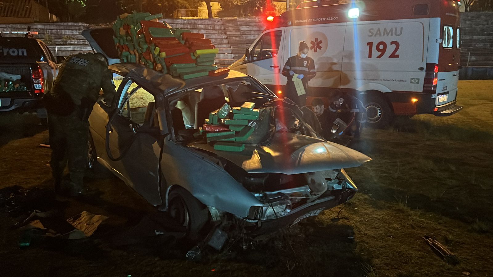 Gol capota e espalha carga de maconha em Santa Tereza do Oeste