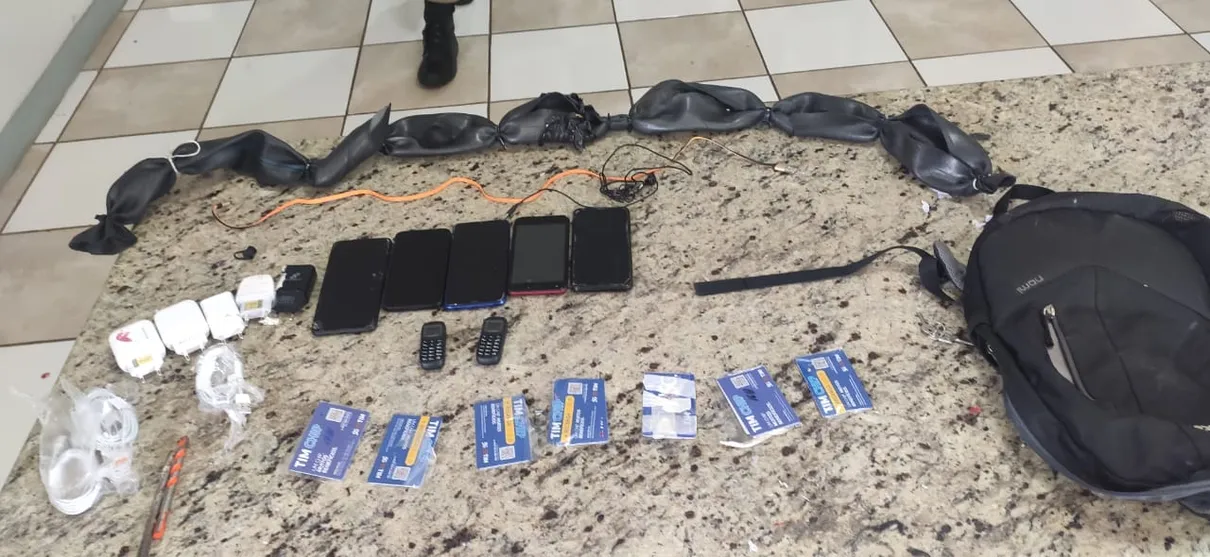 Adolescentes são flagrados tentando arremessar celulares, carregadores e brocas dentro de presídio