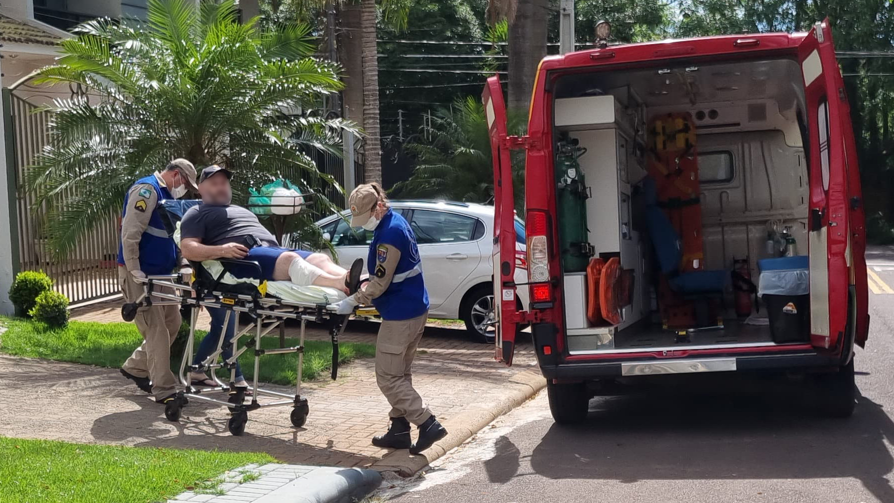 Homem é socorrido após escorregar em escada de residência