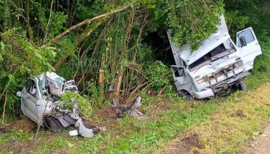 Imagem referente a Grave colisão entre carros e caminhão deixa uma pessoa morta e três feridas