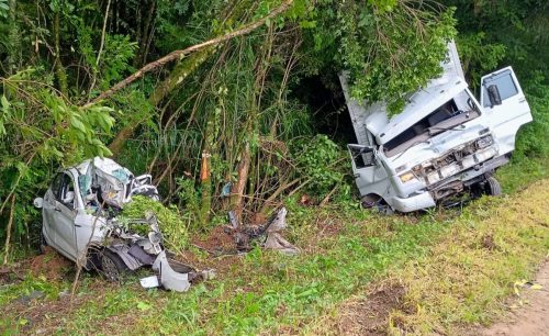 Imagem referente a Grave colisão entre carros e caminhão deixa uma pessoa morta e três feridas