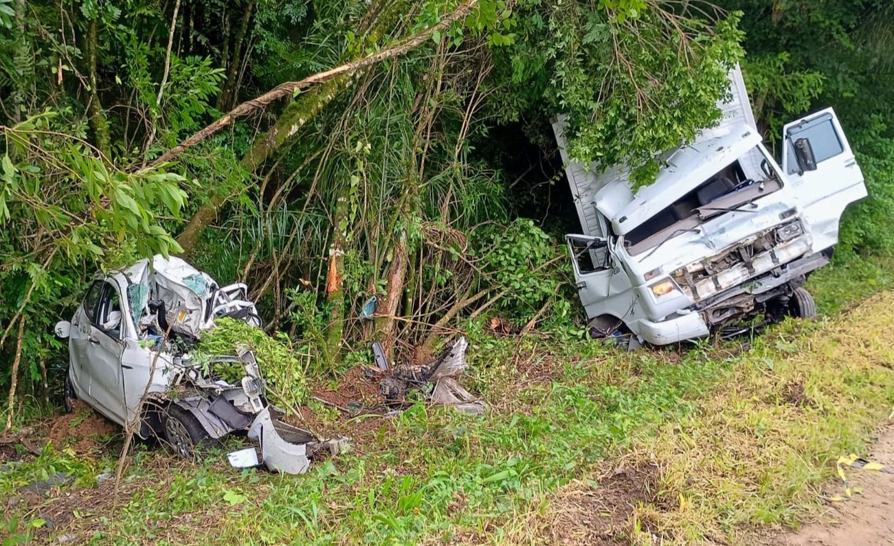 Grave colisão entre carros e caminhão deixa uma pessoa morta e três feridas