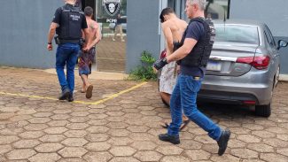 DH prende dupla envolvida em tentativa de homicídio em que mãe e filho foram baleados