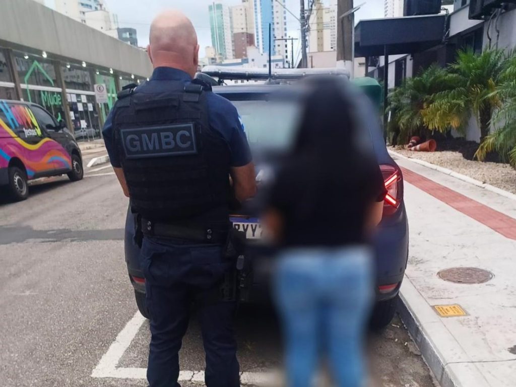 Mulher é detida por furto de perfumes em shopping Balneário Camboriú