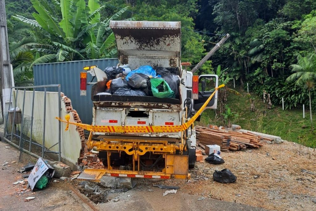 Condutor de caminhão de lixo morre após queda em ribanceira em Itapema