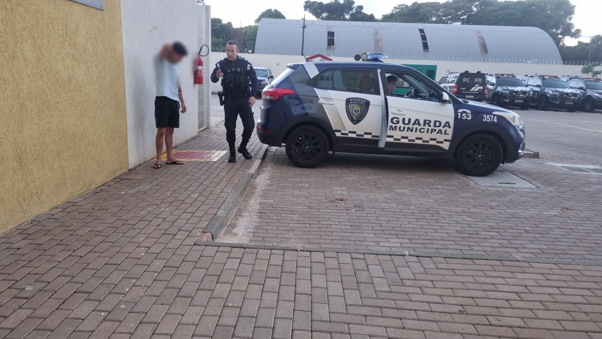 Machão de cozinha é detido no Santa Cruz após agredir companheira Machão de cozinha é detido no Santa Cruz após agredir companheira