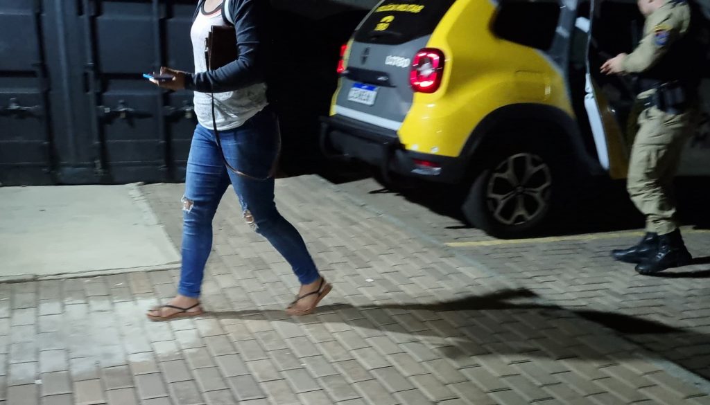 Mulher que revidou agressões do marido com facada é levada à delegacia