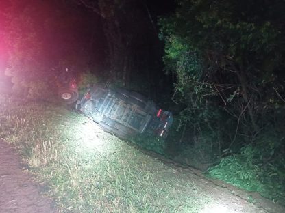 Imagem referente a Caminhão carregado com combustível tomba na BR-373; motorista sofre ferimentos graves