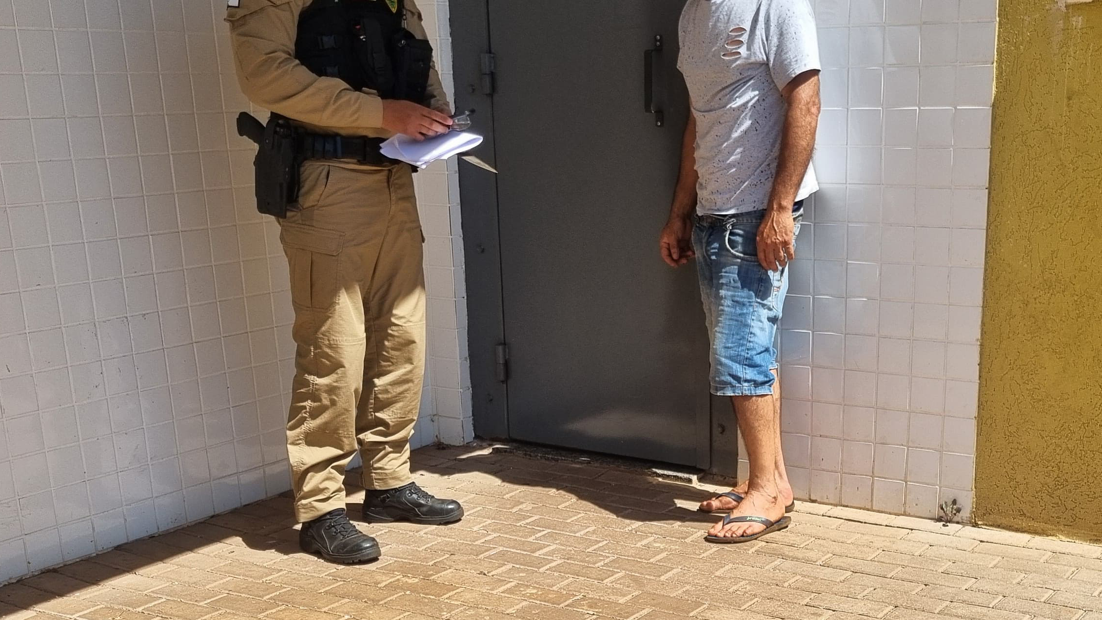 Armado com faca enferrujada, homem xinga e ameaça esposa Armado com faca enferrujada, homem xinga e ameaça esposa