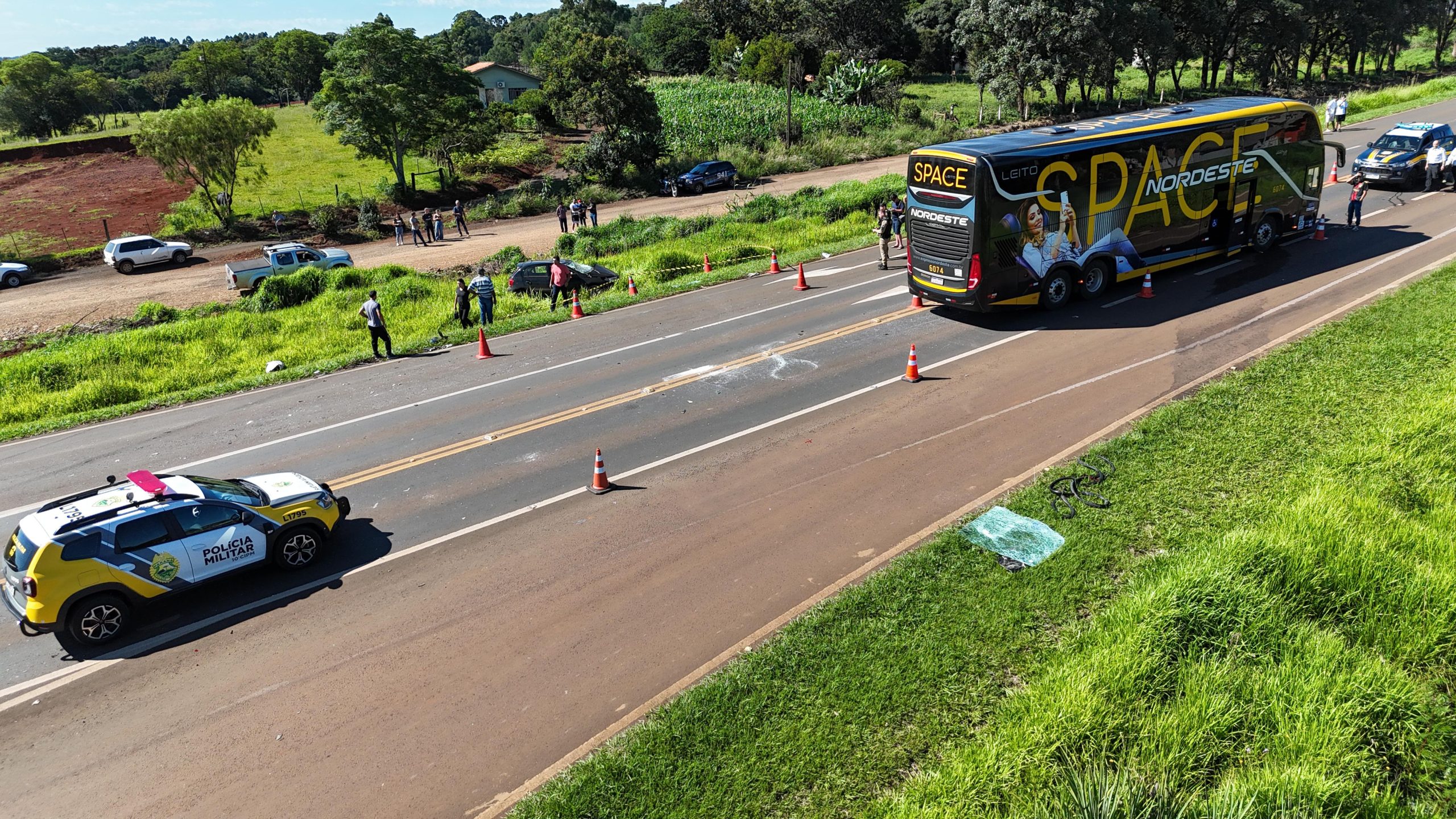 Colisão entre Gol e ônibus deixa dois mortos na BR-277 em Laranjeiras do Sul Colisão entre Gol e ônibus deixa dois mortos na BR-277 em Laranjeiras do Sul