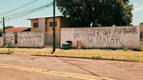 Imagem referente a “João, o Talarico”: Pixações ameaçadoras tomam muros de Cascavel