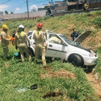 Imagem referente a Corsa capota e mobiliza Corpo de Bombeiros na BR-277, em Cascavel