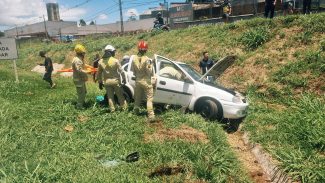 Corsa capota e mobiliza Corpo de Bombeiros na BR-277, em Cascavel