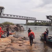 Imagem referente a Queda de ponte: bombeiros confirmam 4 mortes e 13 seguem desaparecidos