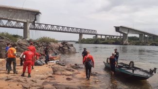 Queda de ponte: bombeiros confirmam 4 mortes e 13 seguem desaparecidos