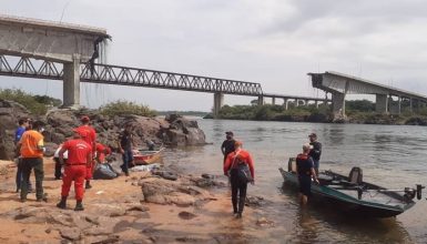 Imagem referente a Queda de ponte: bombeiros confirmam 4 mortes e 13 seguem desaparecidos