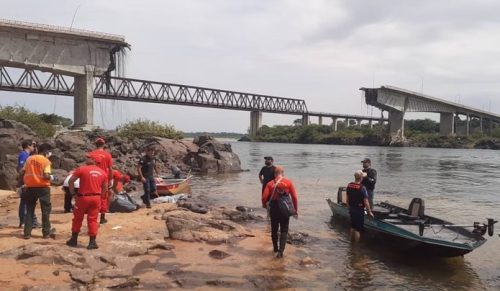 Imagem referente a Queda de ponte: bombeiros confirmam 4 mortes e 13 seguem desaparecidos