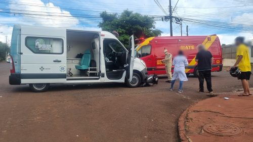 Imagem referente a Duas mulheres ficam feridas em acidente entre Biz e Ambulância