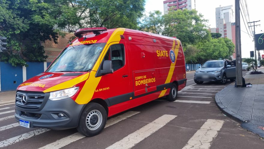 Idosa é hospitalizada após queda na rua no centro de Cascavel