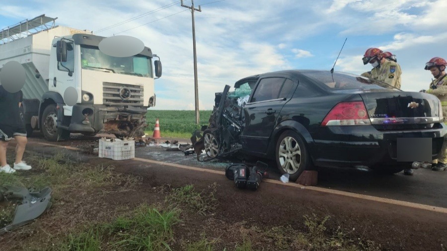 Tragédia na véspera de Natal: motorista morre após colidir com caminhão na PR-317