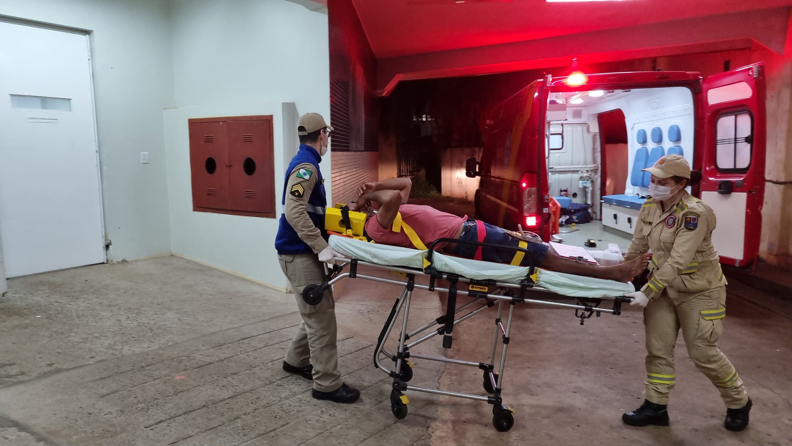 Homem fica ferido ao cair de moto elétrica no Santa Cruz