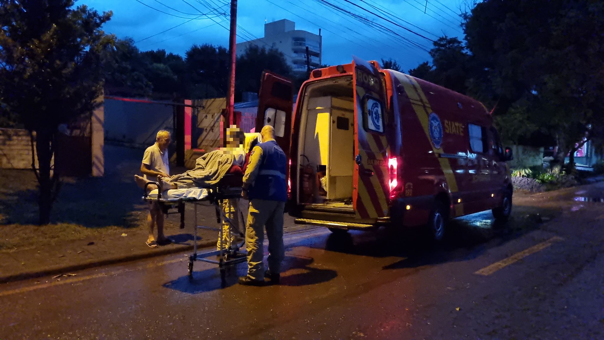 Mulher cai da escada no Bairro Cancelli, em Cascavel