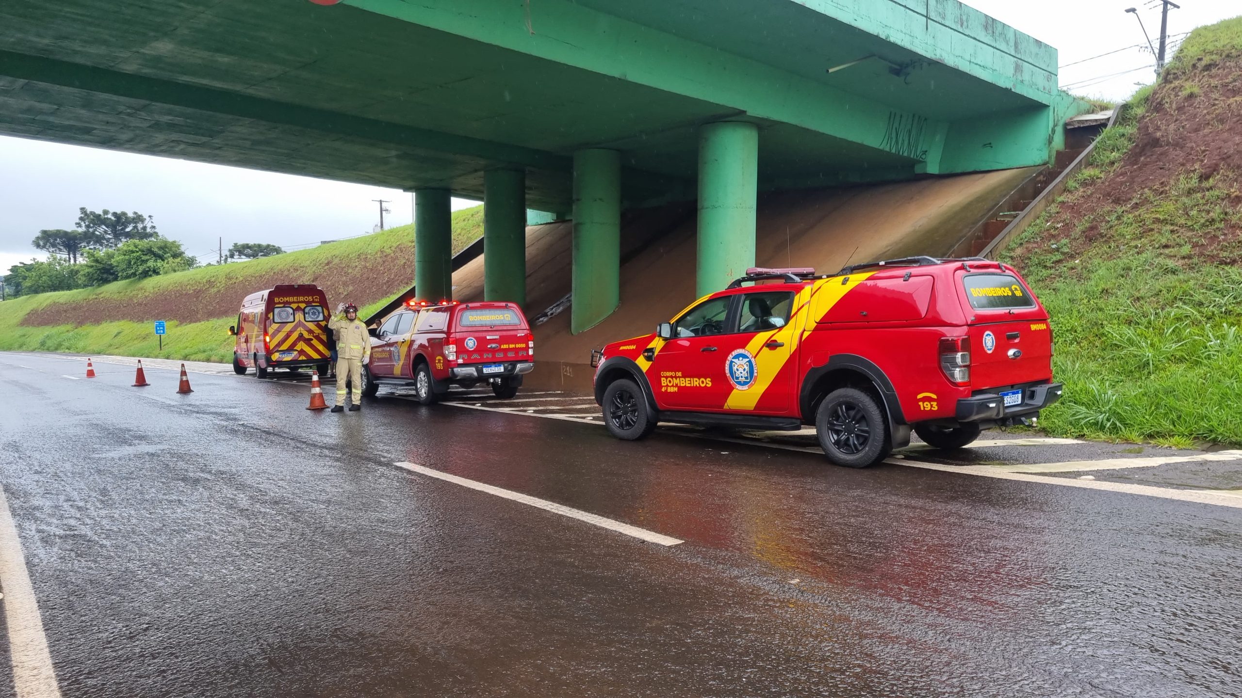 Imagem referente a Jovem fica em estado grave após cair do viaduto da Avenida Rocha Pombo