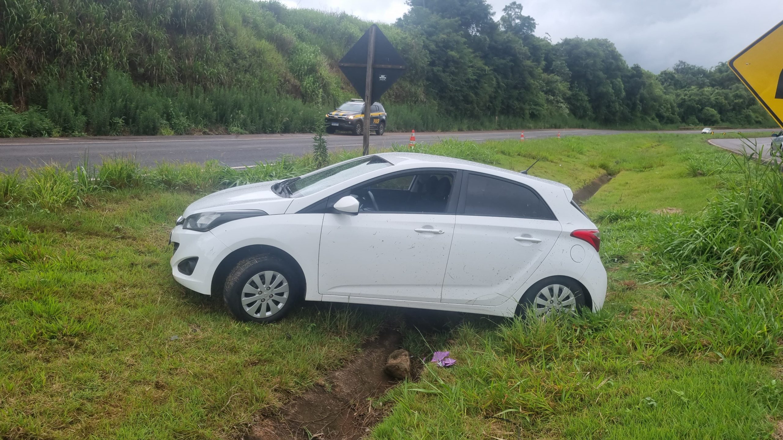 Saída de pista é registrada na BR-163 em Cascavel