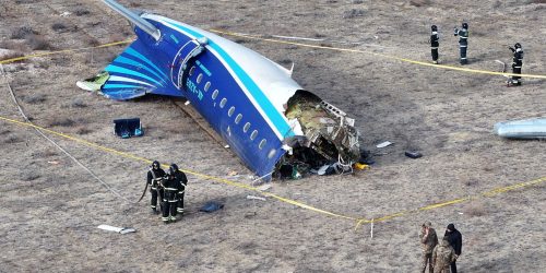 Imagem referente a Avião comercial da Embraer cai com 67 passageiros no Cazaquistão