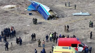 Avião fabricado pela Embraer cai no Cazaquistão e deixa vítimas