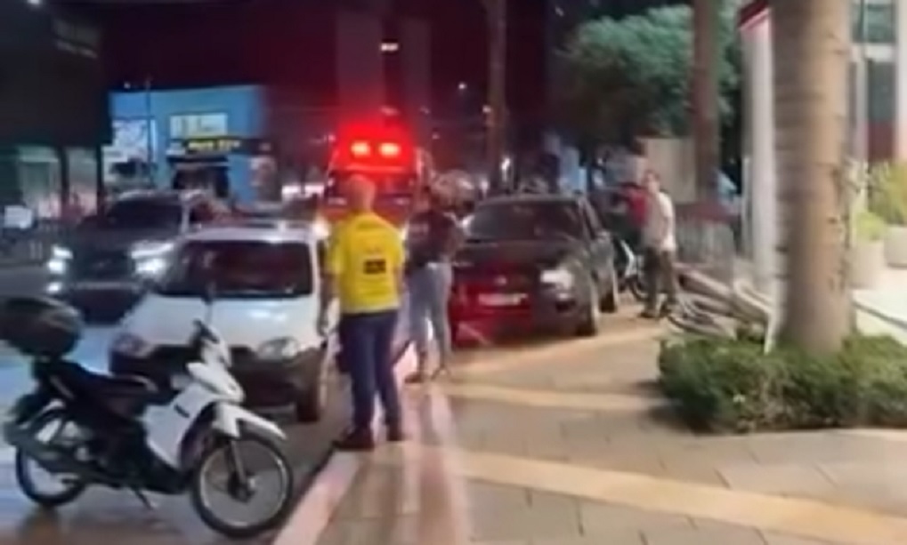 Vídeo mostra população indignada após atropelamento que matou Fernando Lorenzo Vídeo mostra população indignada após atropelamento que matou Fernando Lorenzo