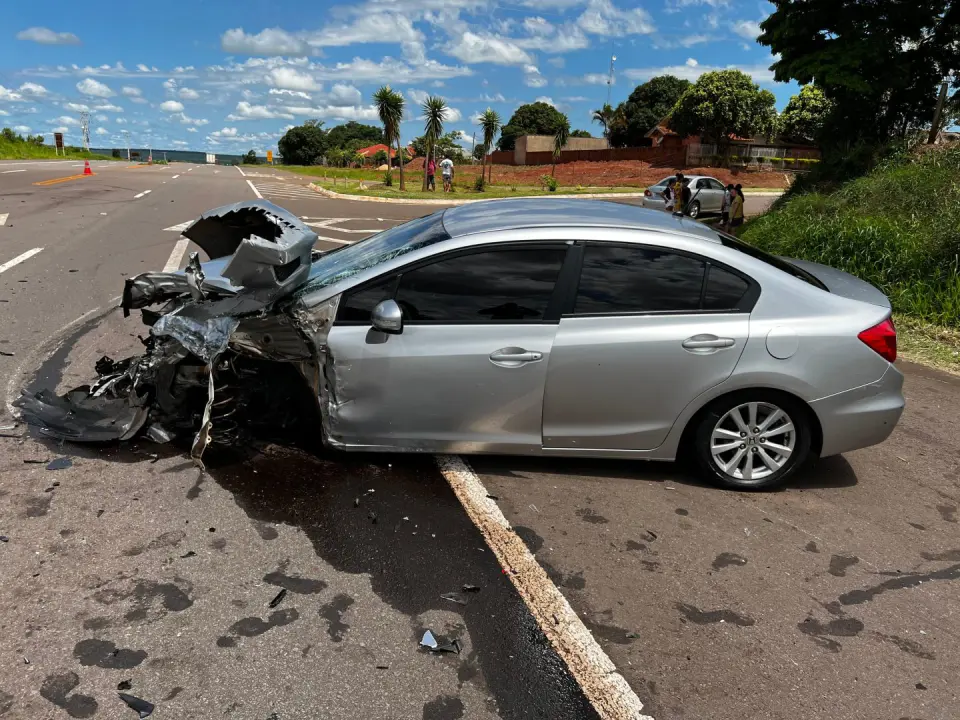 Civic fica com a frente destruída após colisão com Toro na BR-487